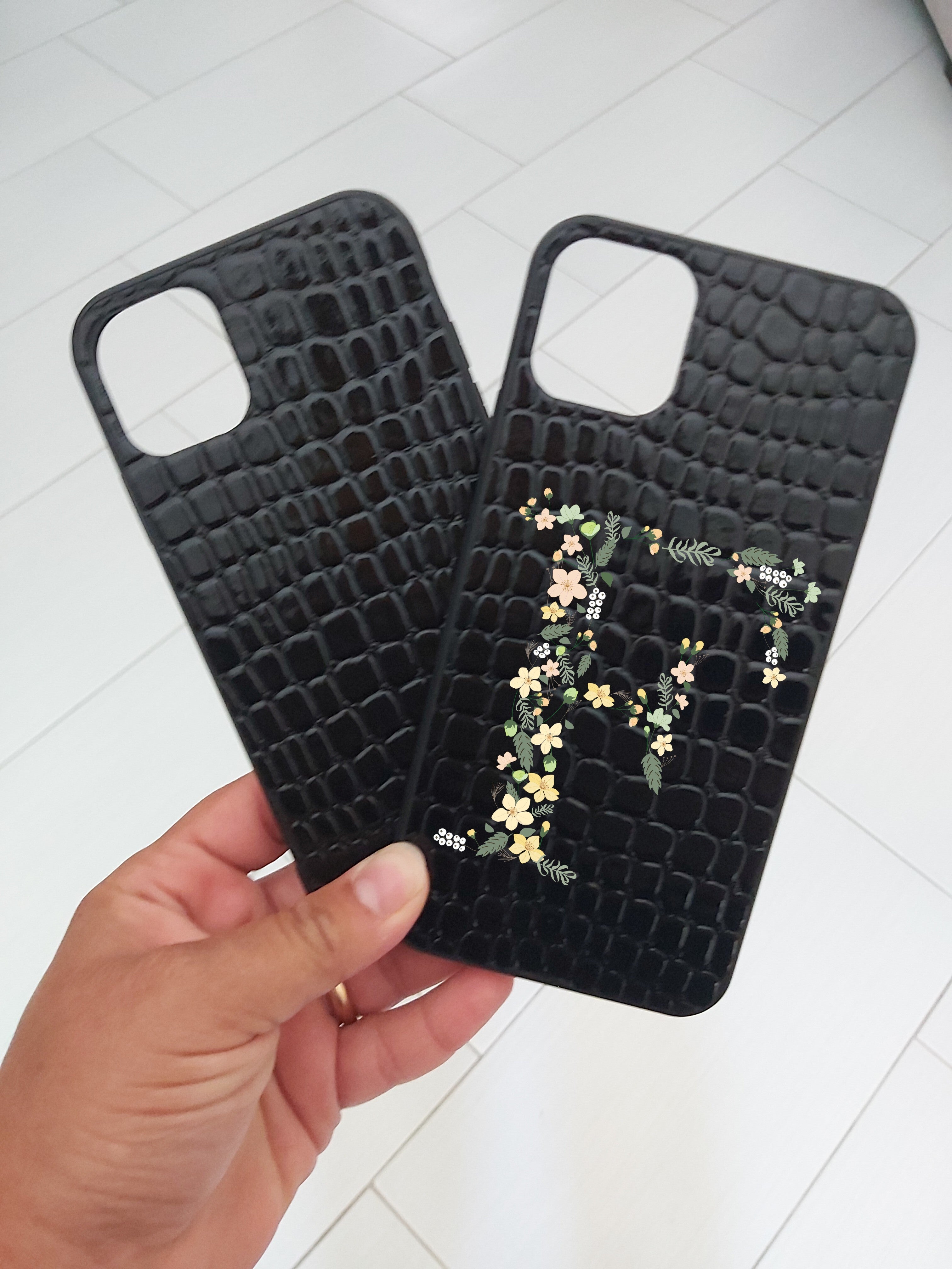 Cover effetto coccodrillo con iniziale floreale